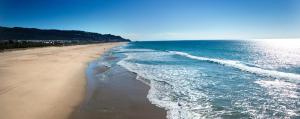 uma vista para uma praia com o oceano em Hospederia Doña Lola Zahara em Zahara de los Atunes