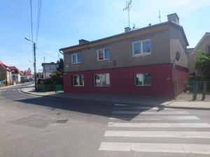 ミエンジズドロイェにあるPokoje u Teresyの通路脇に座る赤い建物