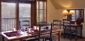 uma sala de jantar com uma mesa e cadeiras de madeira e uma sala de jantar em The Residences at Main Street Station by Hyatt Vacation Club em Breckenridge
