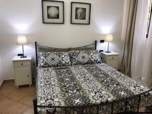 バーリにあるDimora San Bartolomeoのベッドルーム1室(ベッド1台、ナイトスタンド2台、ランプ2つ付)