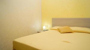 A bed or beds in a room at B&B Alta Marea Pozzallo