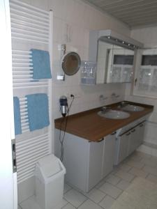NiederfellにあるPension & Apartments Linkemühleの洗面台、鏡、トイレ付きのバスルーム +31枚の写真