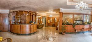 a large room with a lobby with a chandelier at Hotel Sorriso in Lucera