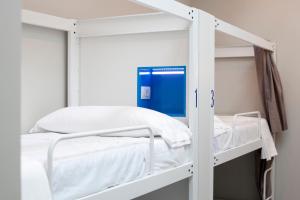 Malaga Stop Hostel AB客房内的一张或多张床位