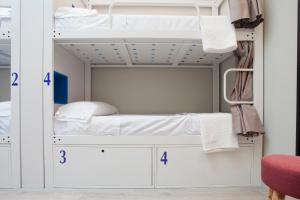 Malaga Stop Hostel AB客房内的一张或多张床位