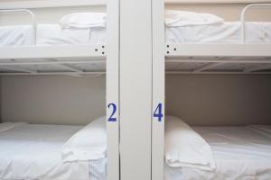 Malaga Stop Hostel AB客房内的一张或多张床位