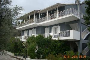 Gallery image of Iris Apartments in Apolpaina