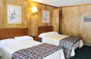 Giường trong phòng chung tại Barberry Court Motel &Cabins