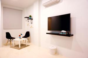 Uma televisão e/ou sistema de entretenimento em Zhuji Hostel