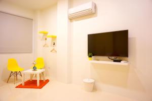 Uma televisão e/ou sistema de entretenimento em Zhuji Hostel