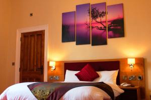 Postel nebo postele na pokoji v ubytování Edgerton Hotel