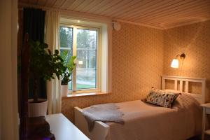 una piccola camera da letto con un letto e una finestra di Kronobo a Marieholm