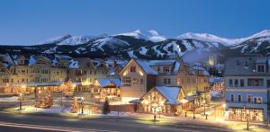 um resort com montanhas cobertas de neve ao fundo em The Residences at Main Street Station by Hyatt Vacation Club em Breckenridge