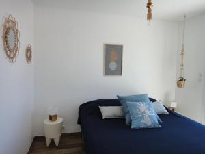 Säng eller sängar i ett rum på Home Cassis - Maison Mediterranée - Piscine chauffée