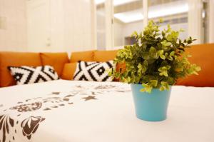 Uma cama ou camas num quarto em Zhuji Hostel