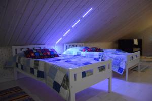 2 Betten in einem Zimmer mit Dachgeschoss in der Unterkunft Kronobo in Marieholm