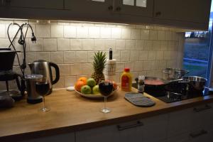 eine Theke mit zwei Gläsern Wein und einer Schale Obst in der Unterkunft Kronobo in Marieholm