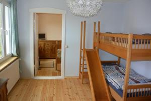 KamminkeにあるHaus Bettyのベッドルーム1室(二段ベッド1組付)、鏡付きのベッドルーム1室が備わります。