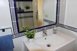 Koupelna v ubytování Ocean View Apartment at the beach Playa de La Arena + 30 fotografií