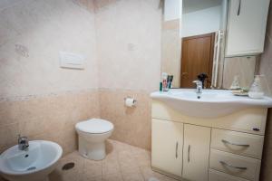 y baño con lavabo y aseo. en Agrumeto degli Angeli en Bríndisi