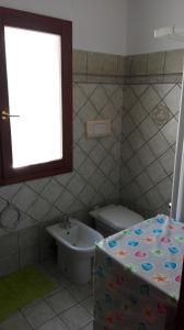 オロゼーイにあるOrosei Flatのバスルーム(洗面台、トイレ、バスタブ付)