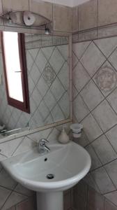 オロゼーイにあるOrosei Flatのバスルーム(鏡付き白い洗面台付)