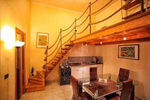 ein Esszimmer mit einem Tisch und einer Treppe in der Unterkunft La Corte in Cava deʼ Tirreni