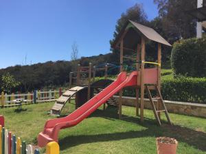 カボ・ネグロにあるL'appartement Bella Vista - Vue panoramique sur la Méditerranée WIFIの遊び場(滑り台、ガゼボ付)