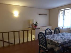 ein Esszimmer mit Tisch und Stühlen und einem Fenster in der Unterkunft Appartamento Poggio Romantico in Marciana + 37 Fotos