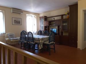 ein Wohnzimmer mit Esstisch und Stühlen in der Unterkunft Appartamento Poggio Romantico in Marciana