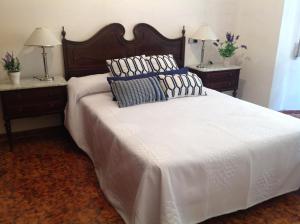 タラゴナにあるApartamento Tarragonaのベッドルーム(白いベッド、枕付)