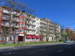 um edifício ao lado de uma rua da cidade em Grand-Tourist Marine II em Gdańsk