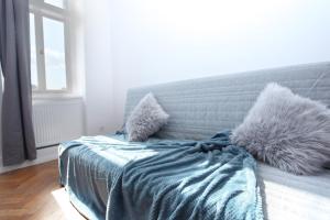 1 dormitorio con 2 almohadas en Krakow Townhouse, en Cracovia