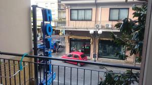 アルベンガにあるHotel Pescettoの建物前路上駐車赤車
