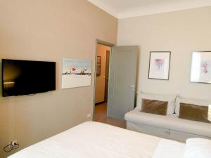 um quarto com uma cama e uma televisão de ecrã plano em Cinque Terre The Harbour Apt - Two bathrooms em La Spezia