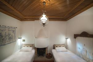 Postel nebo postele na pokoji v ubytování Urania Traditional Stone House