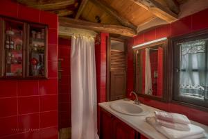 A bathroom at Urania Traditional Stone House