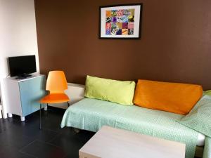 uma sala de estar com um sofá e uma televisão em Studio Mediterraneo em Juan-les-Pins