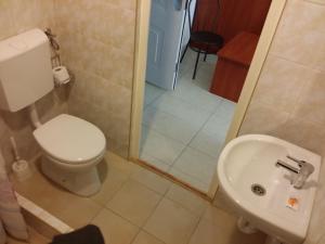 A bathroom at M+D Hotel