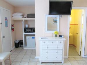 TV a/nebo společenská místnost v ubytování Rus Mar Motel Wildwood Beach & Boardwalk