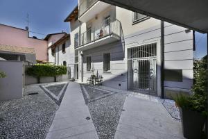 an empty courtyard of a building with a balcony at B&B Fiera Milano Rho in Pero