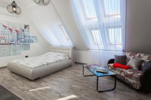 スヴェトロゴルスクにあるBaltic Luxury-54a with See Viewのベッドルーム1室(ベッド1台、ソファ、テーブル付)