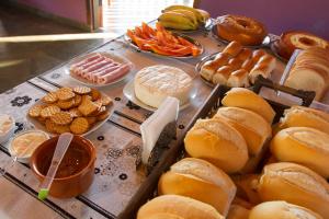 a table with a bunch of different types of food at Pousada Céu de Luz - Próximo a Monte Verde in Itapeva +57 photos