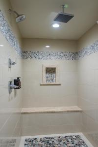 a bathroom with a shower, sink, and toilet in it at Cedar Creek Lodge & Conference Center in Columbia Falls