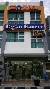 een gebouw met een bord waarop staat dat er een kunstgalerie voor varkens staat bij D' ART GALLERY HOTEL in Seri Iskandar