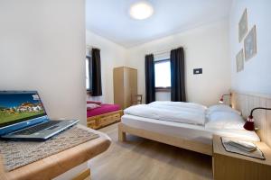 Televízia a/alebo spoločenská miestnosť v ubytovaní Hotel Alegra