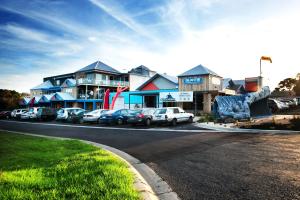 uma rua com carros estacionados em frente a um edifício em The Island Accommodation em Phillip Island