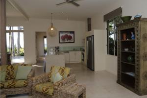 a living room with two chairs and a kitchen at The Boat House in South Mission Beach