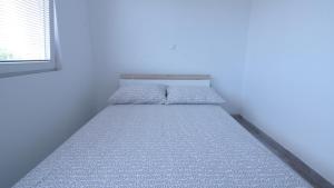 A bed or beds in a room at Apartments Domani