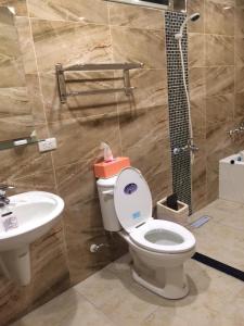 y baño con aseo y lavamanos. en 宜蘭樂活小屋 en Dongshan